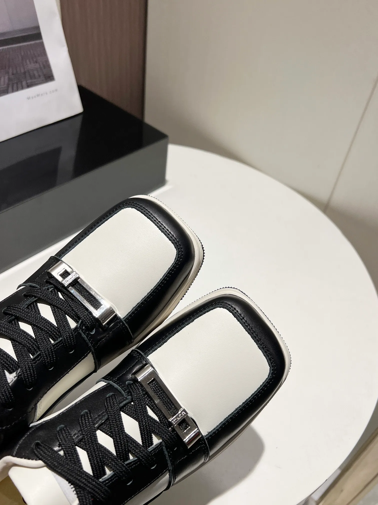 👟👟Ex-factory price 480👟👟 👑CALVINLUO I CUBE SNEAKER trendy brand square shoes low-top casual square-toe sneakers skateboard shoes sneakers👑 Starting from the design elements of classic two-color sneakers, CALVINLUO extracts the iconic elements of casual sneakers and integrates them into the formal "square toe" of formal shoes to make the overall lines of the sneakers more distinct. Nowadays, the matching rules are casual. 🧣Formal sports shoes are nothing new. The unique avant-garde square lines of CUBE SNEAKER, whether it echoes the tough and crisp suits, or appears in an eclectic manner in street styles, are a choice that breaks away from tradition and shows personality🧢 ▪️ Fabric: Original custom imported first-layer cowhide ▪️ Lining: Imported breathable mesh lining + soft sheepskin ▪️ Sole: Original molded two-color TPU outsole ▪️ Size: 35-40 (40 customized)